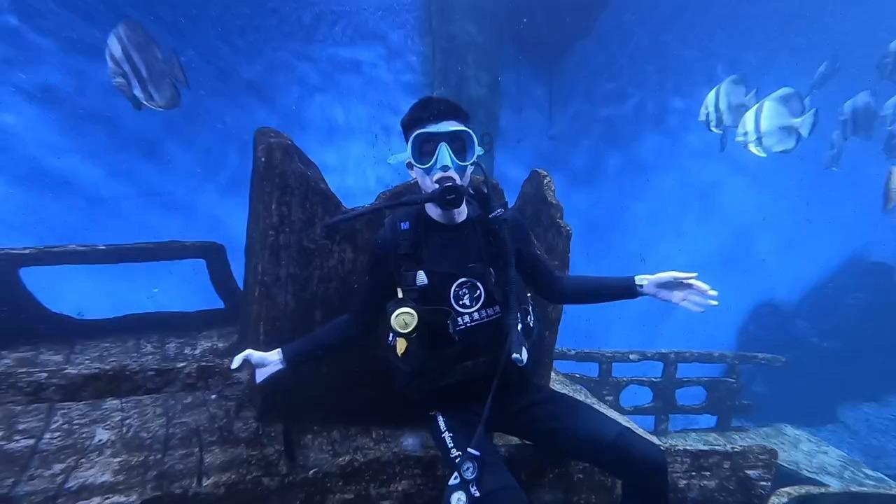 迎春送福写春联 妆点年味剪窗花